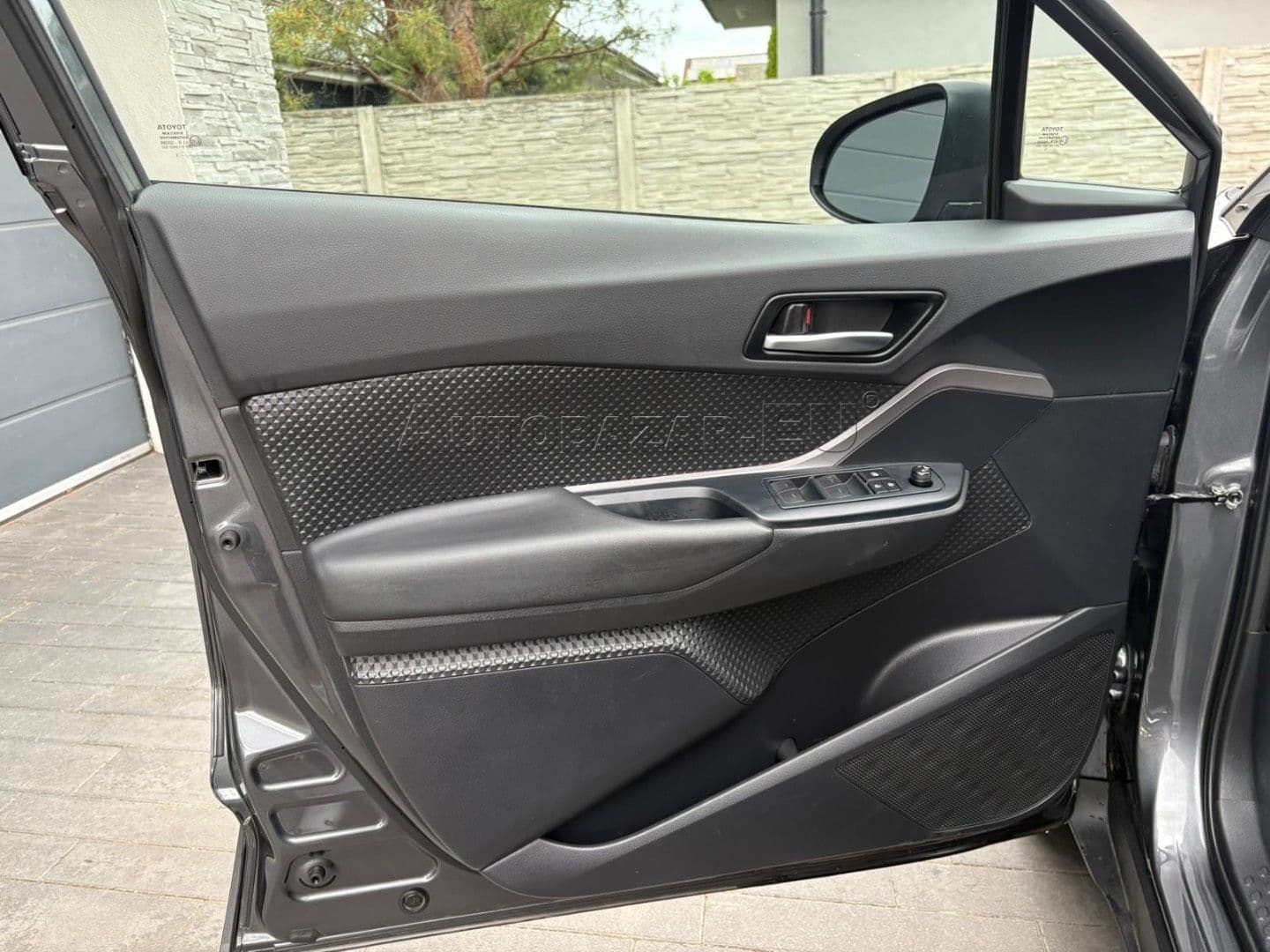Toyota C-HR thumb 12