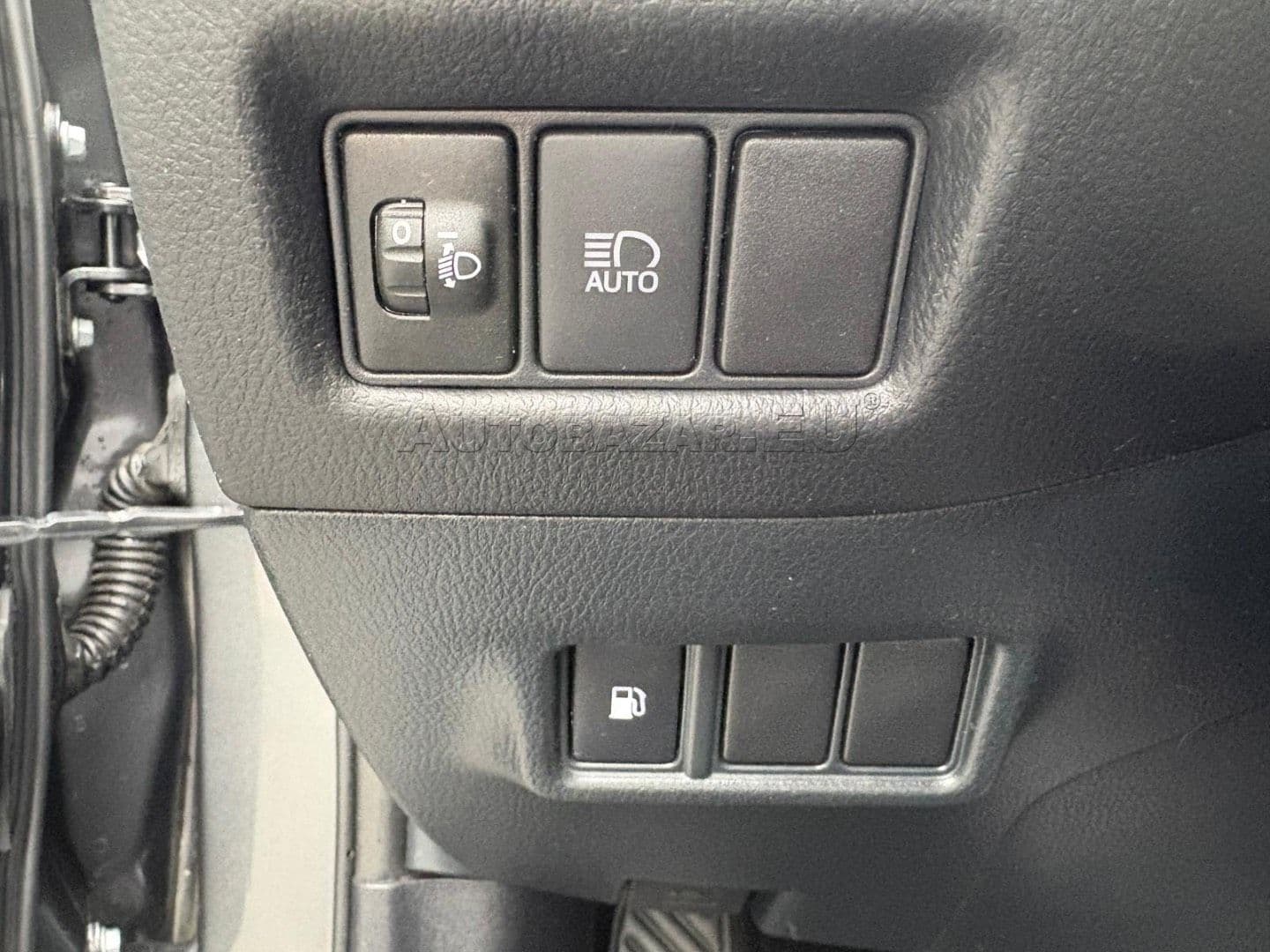Toyota C-HR thumb 13