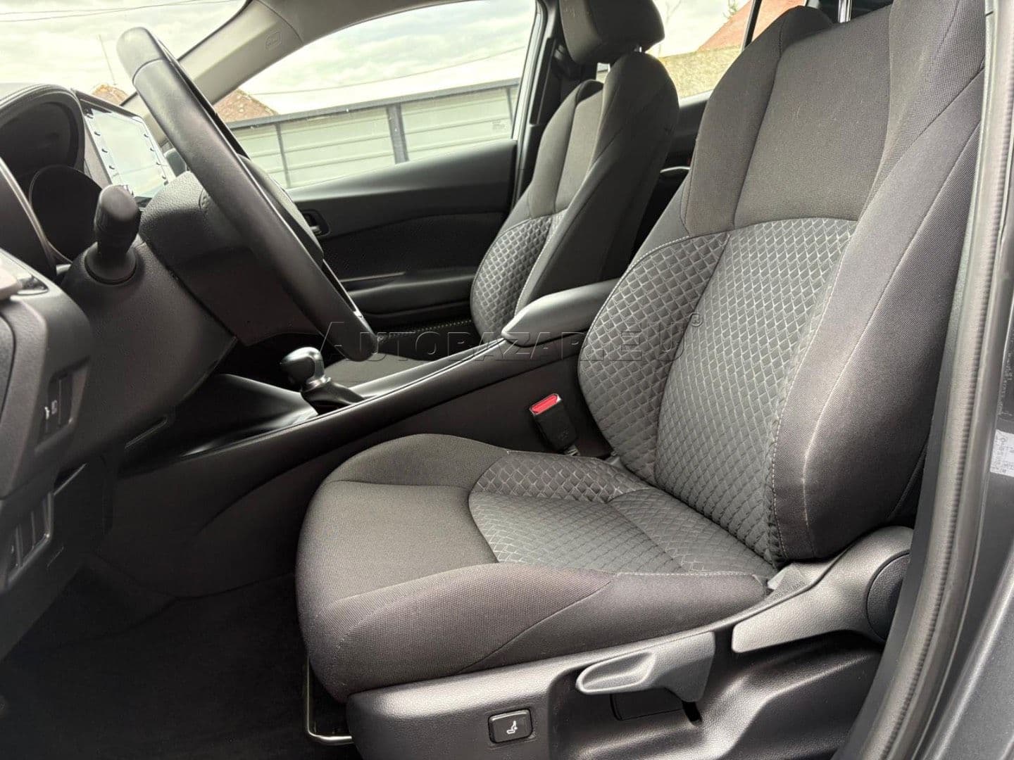 Toyota C-HR thumb 14