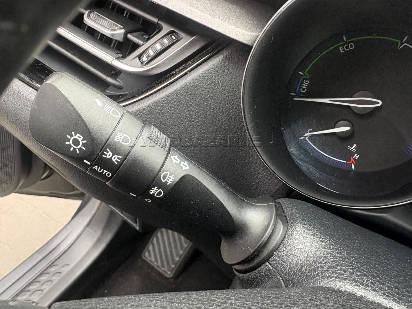Toyota C-HR thumb 16