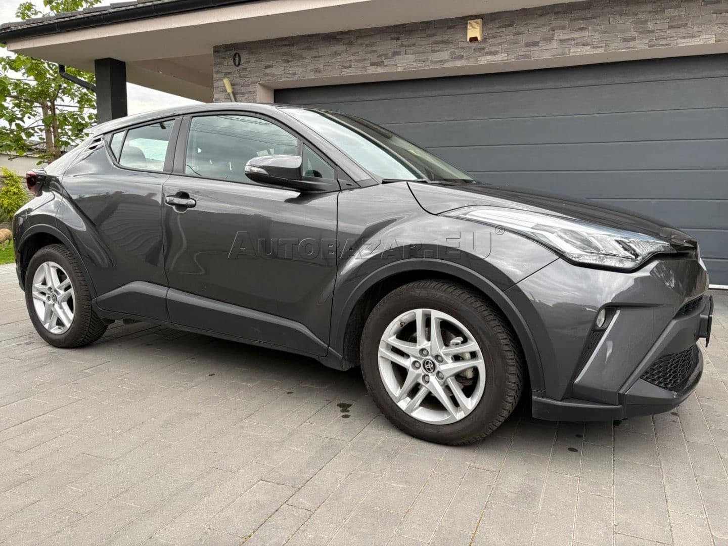Toyota C-HR thumb 2