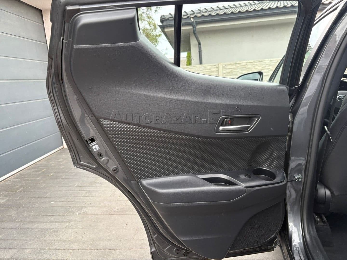 Toyota C-HR thumb 25