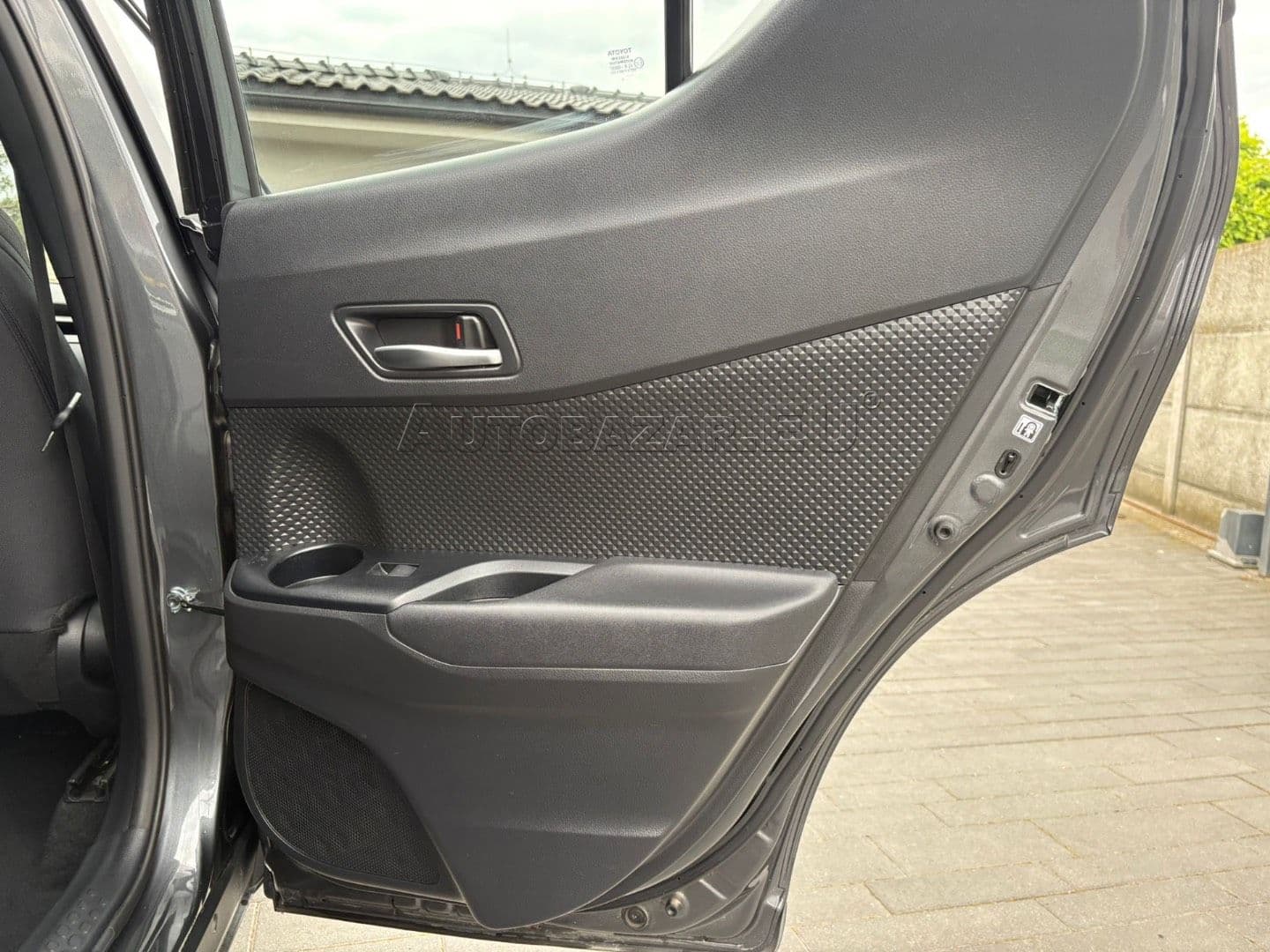 Toyota C-HR thumb 27