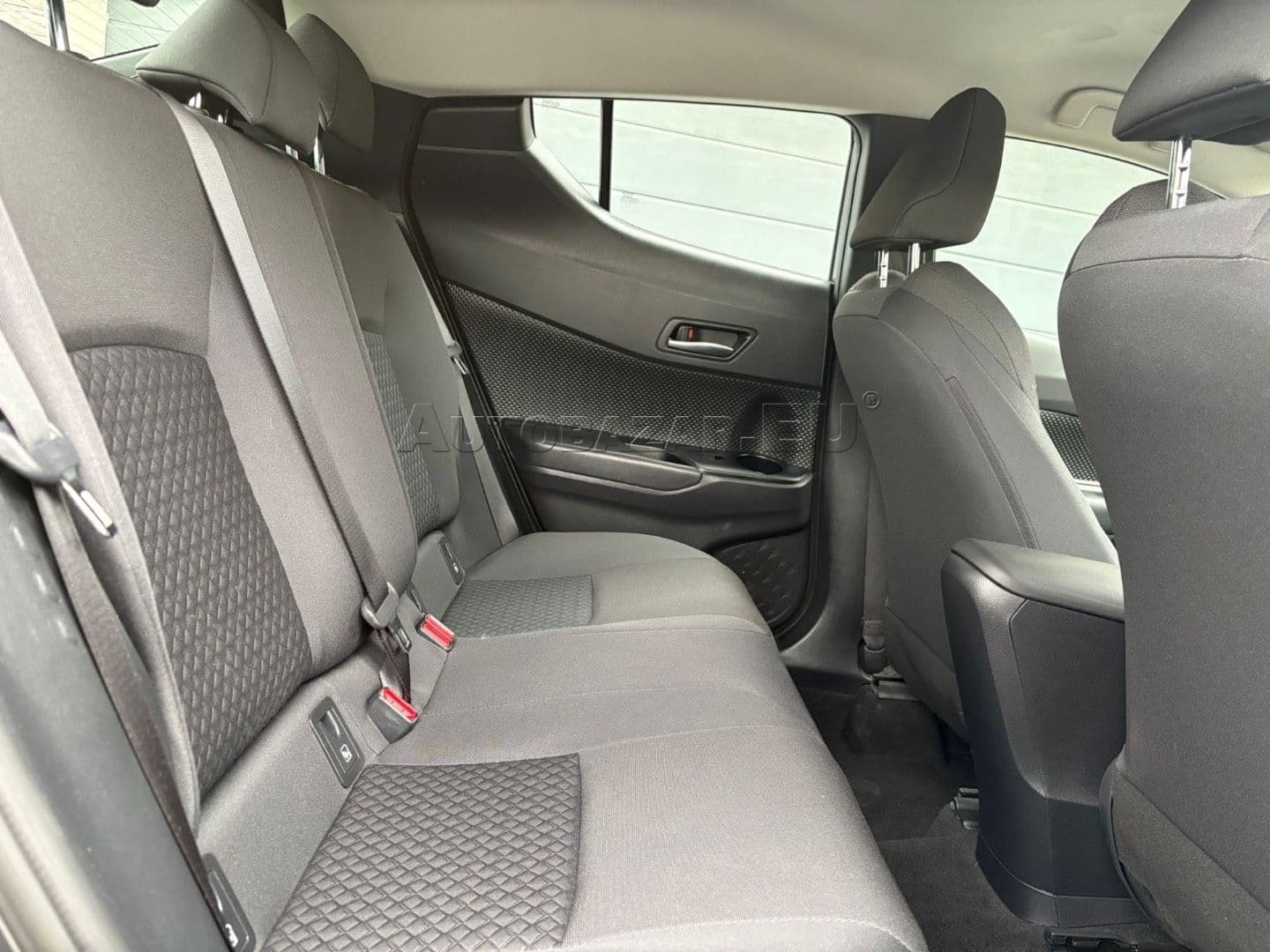 Toyota C-HR thumb 28
