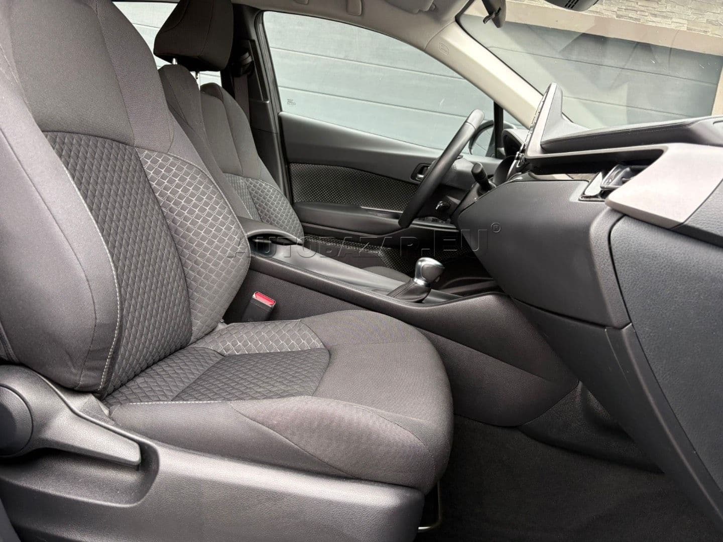 Toyota C-HR thumb 30
