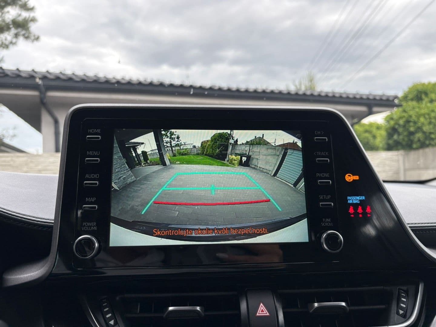 Toyota C-HR thumb 32