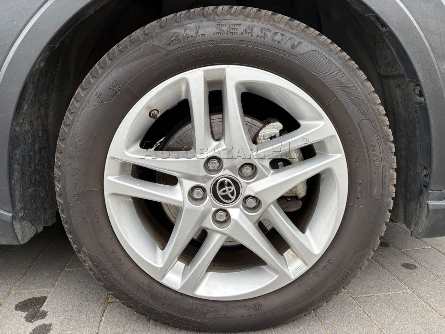 Toyota C-HR thumb 9
