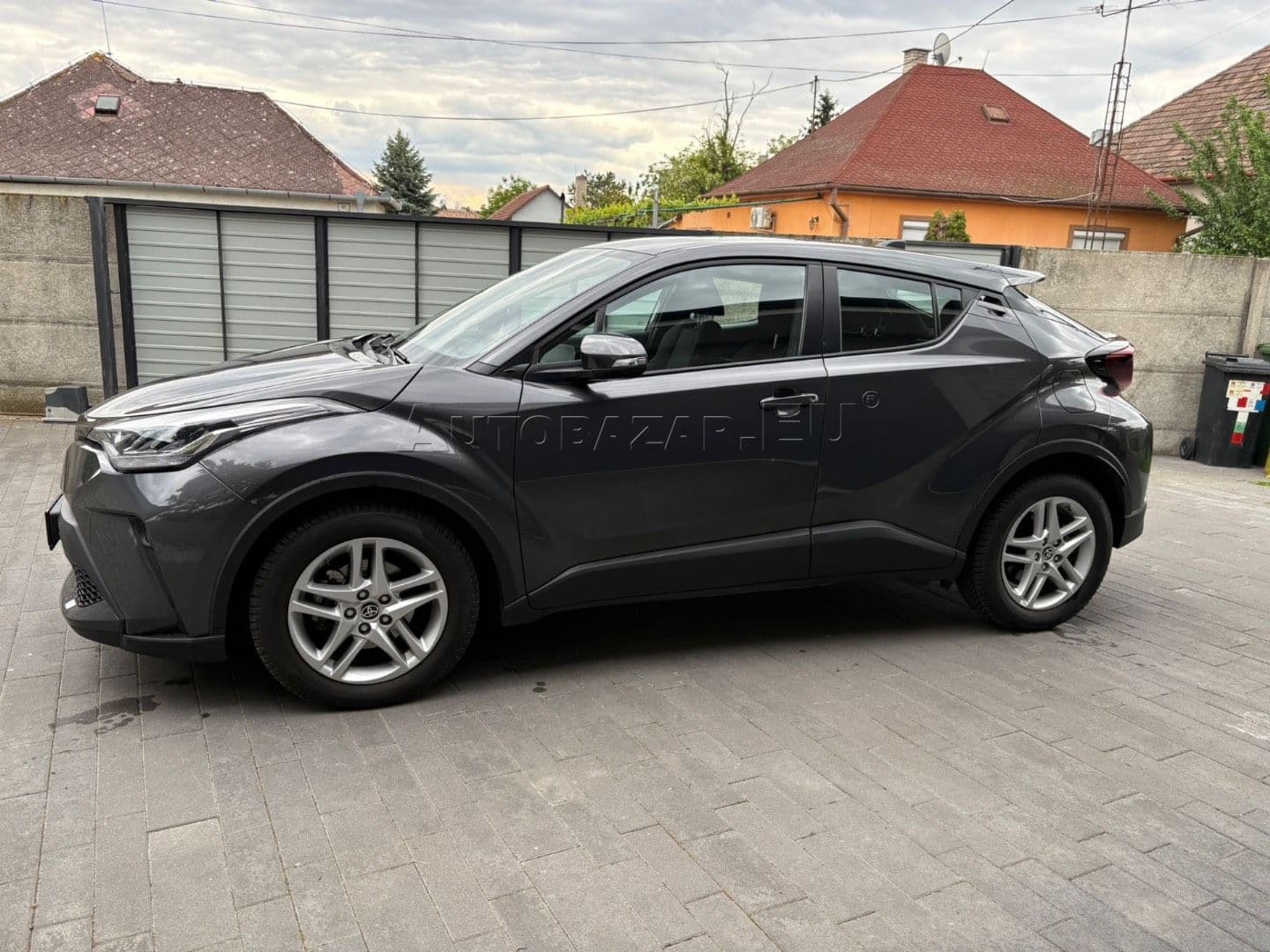 Toyota C-HR thumb 5