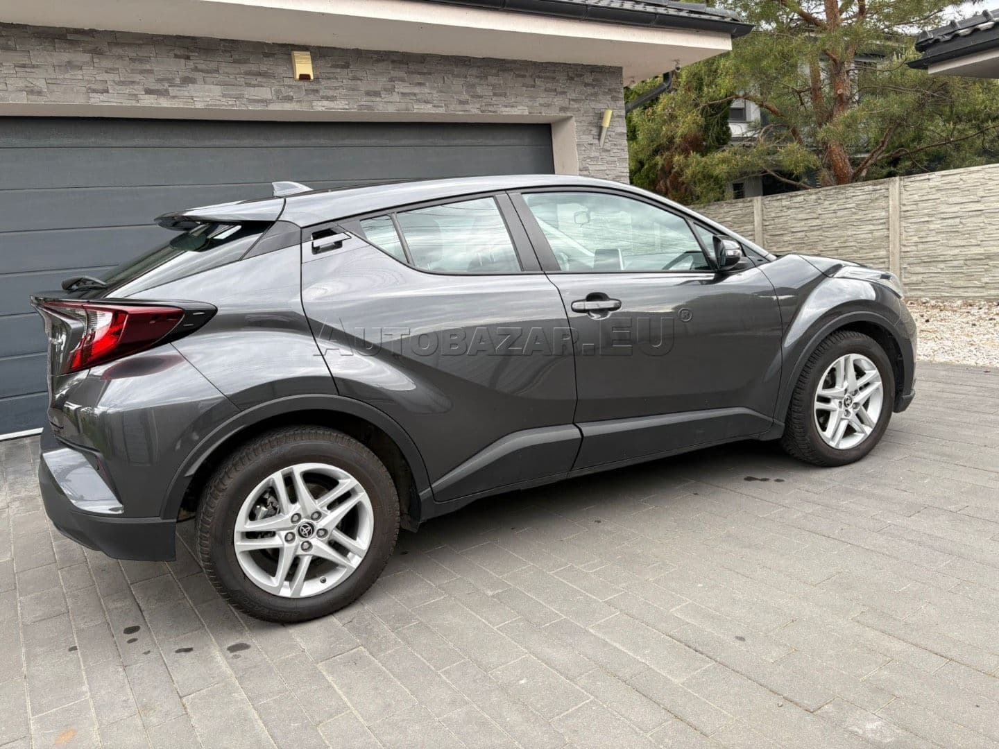 Toyota C-HR thumb 8